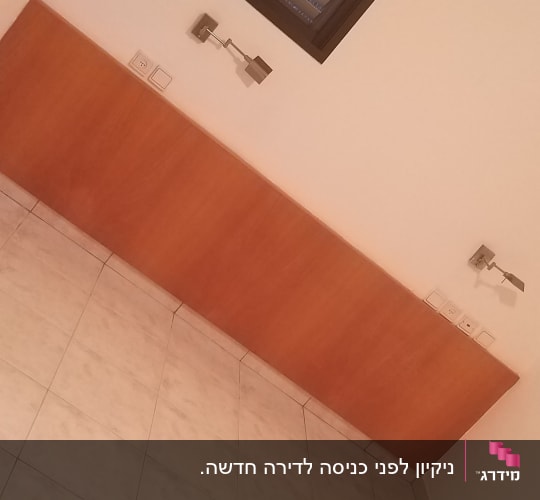 רצפה נקייה עם אריחים לבנים וחלון עם תריסים